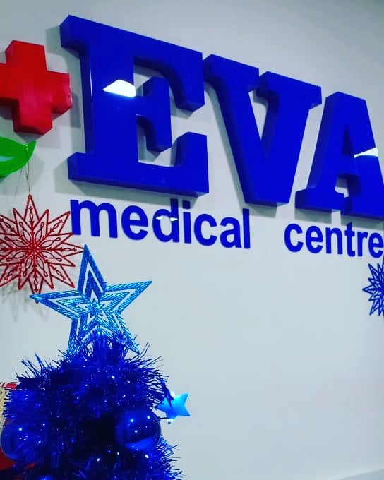 Логотип EVA medical centre на стене холла